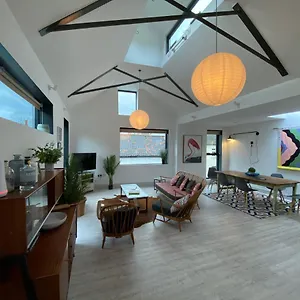 https://modern-stylish-townhouse.brighton-hotels-england.com