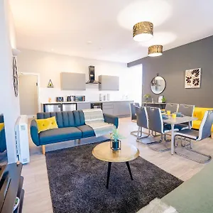 Luxury Spacious 2-bed & High Ceiling Apartment